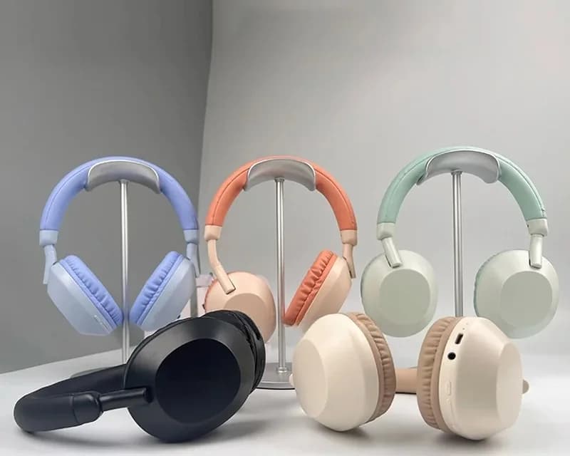 Langattomat Bluetooth-kuulokkeet syvällä bassolla ja mikrofonilla