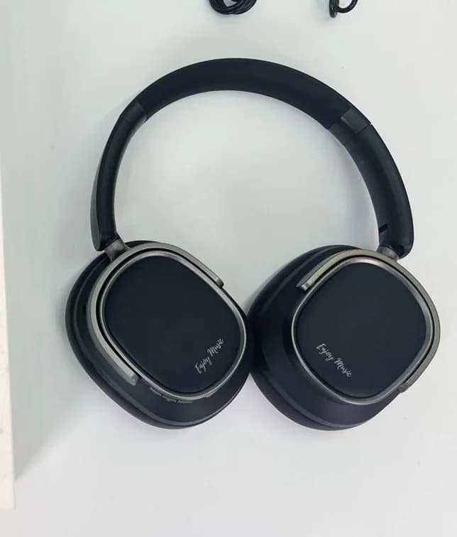 Retro-tyyliset korvanpäälliset Bluetooth-kuulokkeet aktiivisella melunvaimennuksella