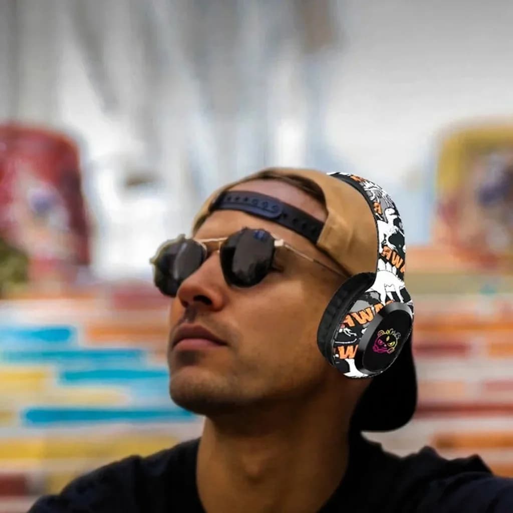 FM-radion ja LED-valojen kanssa varustetut Bluetooth-kuulokkeet